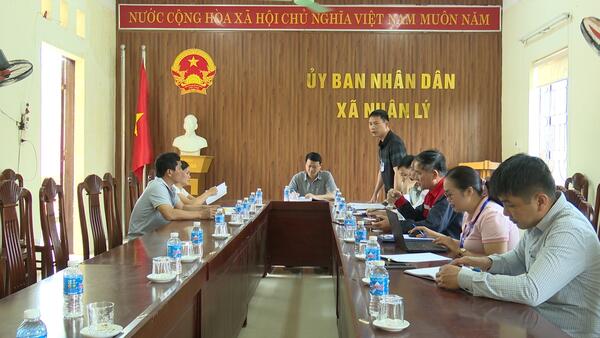 Lãnh đạo huyện đối thoại với hộ dân xã Nhân Lý