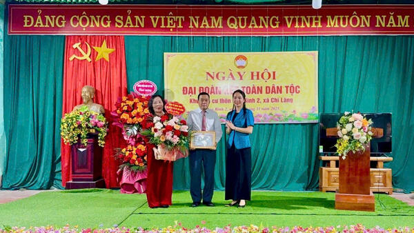 LÃNH ĐẠO ĐẢNG ỦY XÃ CHI LĂNG DỰ NGÀY HỘI ĐẠI ĐOÀN KẾT TOÀN DÂN TỘC TẠI THÔN HÒA BÌNH 2