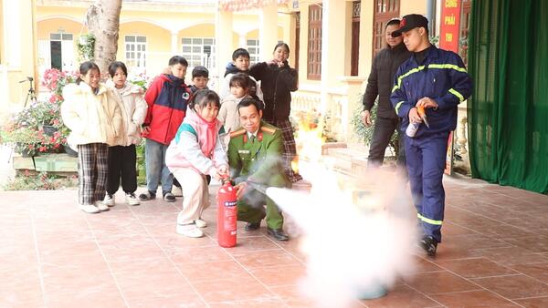 Trên 330 học sinh được tuyên truyền, trải nghiệm, thực hành chữa cháy và cứu nạn, cứu hộ