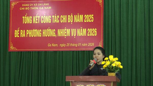 Bí thư Đảng ủy xã dự và chỉ đạo tại hội nghị tổng kết công tác Đảng thôn Ga Nam
