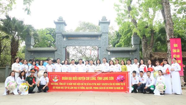 Đoàn công tác của huyện báo công tại tỉnh Nghệ An