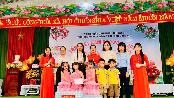 LÃNH ĐẠO HUYỆN CHI LĂNG THĂM VÀ TẶNG QUÀ TẾT THIẾU NHI 1/6 CHO CÁC CHÁU TRƯỜNG MẦM NON XÃ CHI LĂNG VÀ TRƯỜNG MẦM NON SƠN CA, THỊ TRẤN ĐỒNG MỎ