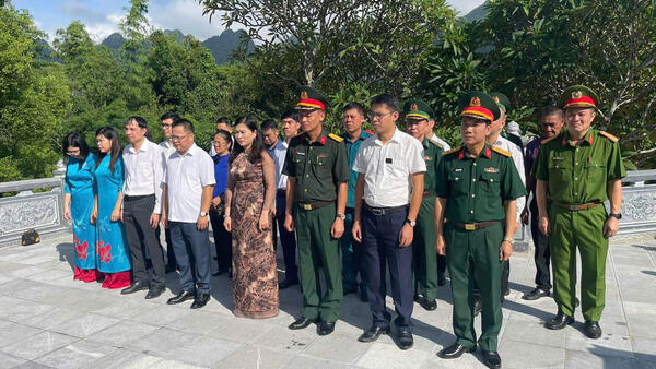 Đảng uỷ, UBND, HĐND, UBMTTQVN xã Chi Lăng và các ban ngành, Tổ chức chính trị - xã hội xã, tổ chức lễ dâng hương tại nghĩa trang liệt sĩ và các nhà bia ghi tên anh hùng liệt sĩ trên địa bàn xã