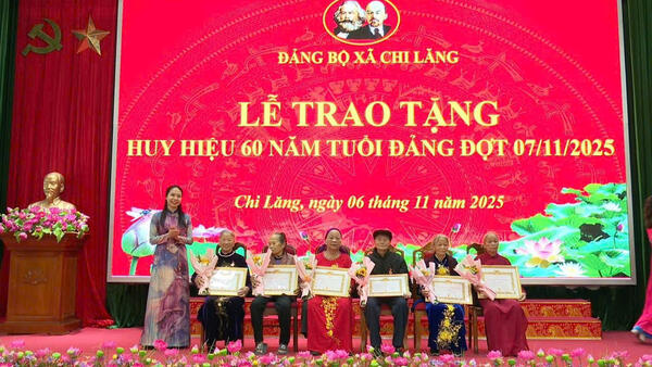 Đảng ủy xã Chi Lăng  tổ chức Lễ trao tặng Huy hiệu Đảng