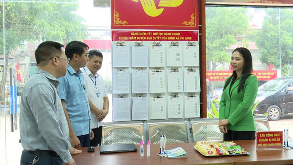 Đồng chí Dương Thị Huyền Phương tỉnh ủy viên, Bí thư Đảng ủy xã Chi Lăng  kiểm tra tình hình thực hiện các nhiệm vụ chuyên môn tại Trung tâm phục vụ hành chính công xã Chi Lăng và kiểm tra tiến độ thực hiện các dự án đang triển khai trên địa bàn xã