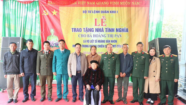 UBND xã Chi Lăng phối hợp với Bộ Tư lệnh Quân khu I, Bộ Chỉ huy Quân sự tỉnh, BCH Phòng thủ Khu vực 3 Nhân Lý tổ chức lễ trao tặng nhà tình nghĩa cho bà Hoàng Thị Pần, là vợ Liệt sỹ Hoàng Văn Nhớn hy sinh trong kháng chiến chống Mỹ cứu nước