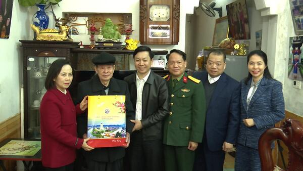 Đồng chí Đoàn Thị Hậu tặng quà Tết tại xã Chi Lăng