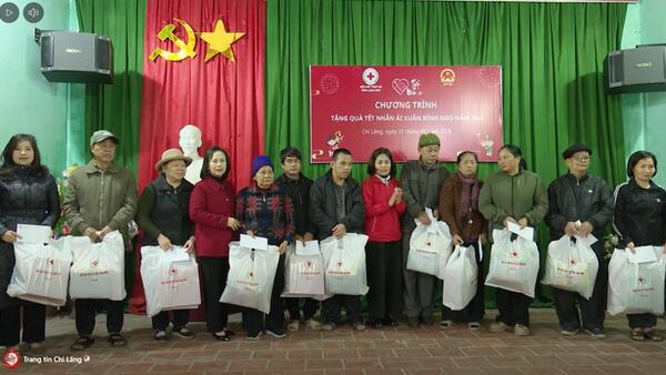 Lãnh đạo tỉnh tặng 100 suất quà cho thôn Hữu Nghị, xã Chi Lăng