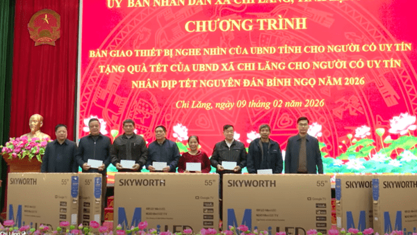 Xã Chi Lăng bàn giao thiết bị nghe nhìn và tặng quà Tết cho người có uy tín