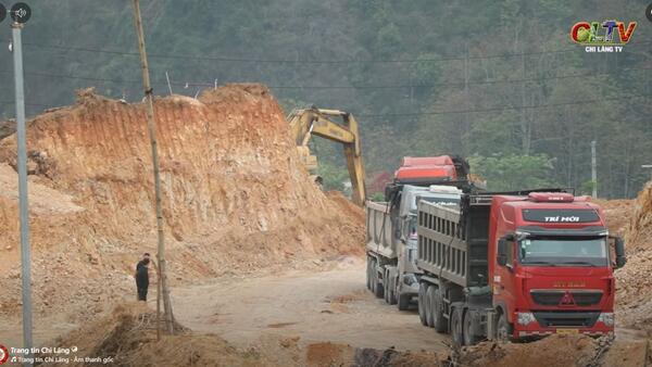 Đồng chí Chủ tịch UBND xã Chi Lăng kiểm tra tiến độ triển khai các khu đô thị trên địa bàn xã