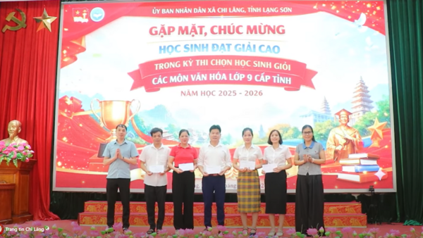 Xã Chi Lăng khen thưởng đột xuất cho học sinh, giáo viên đạt thành tích cao trong cuộc thi học sinh giởi lớp 9 cấp tỉnh