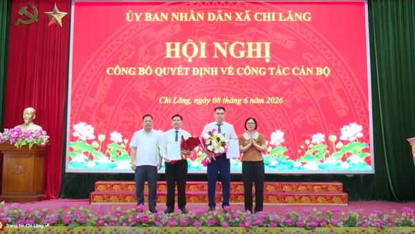 UBND xã công bố hai quyết định về công tác cán bộ