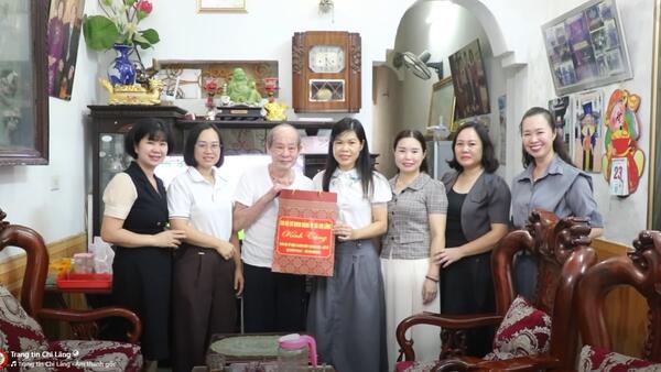 Chi bộ cơ quan Đảng ủy xã Chi Lăng tặng quà tri ân cán bộ lão thành cách mạng, thương binh