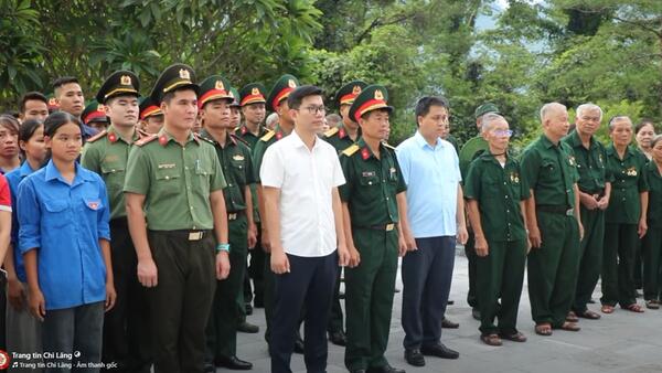 Đoàn đại biểu xã Chi Lăng thắp hương tri ân anh hùng liệt sỹ tại nghĩa trang liệt sỹ Chi Lăng