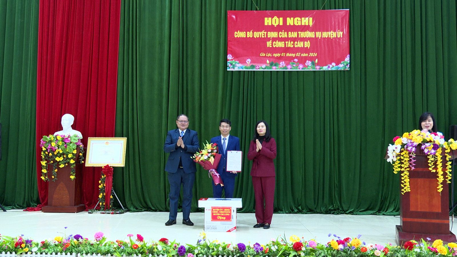 Đồng chí Bí thư Huyện ủy và Chủ tịch UBND huyện Chi Lăng trao Quyết định và tặng hoa chúc mừng đồng chí Vi Quang Trung