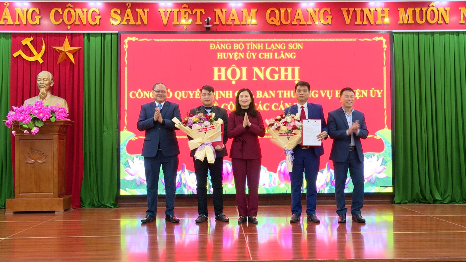 Thường trực Huyện ủy Chi Lăng trao Quyết định và tặng hoa Chúc mừng đồng chí Trần Đức Trung và đồng chí Hoàng Văn Dũng