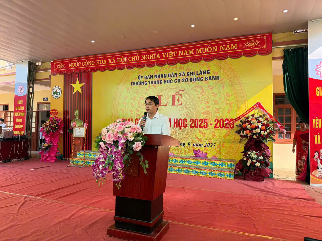 Đồng chí Vi Thiện Việt, Phó Bí thư Đảng ủy, Chủ tịch UBND xã dự và phát biểu tại Trường THCS Đồng Bành
